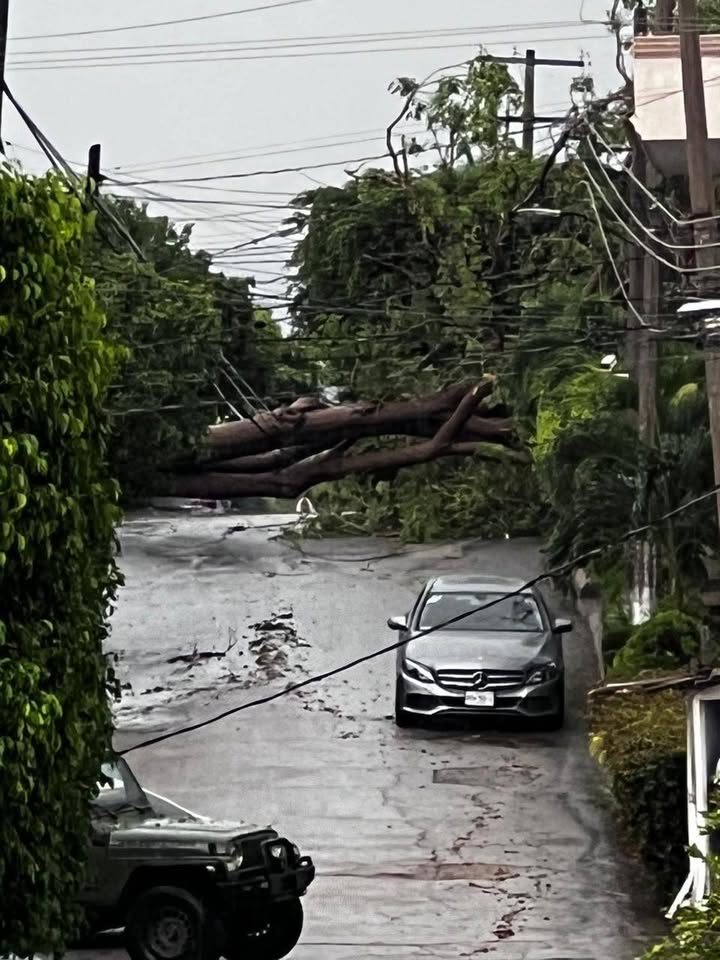 #EnterateColeto #Compartir 
Asi lucen algunas calles de la Capital #TuxtlaGutierrezChiapas tras las fuertes lluvias esta tarde