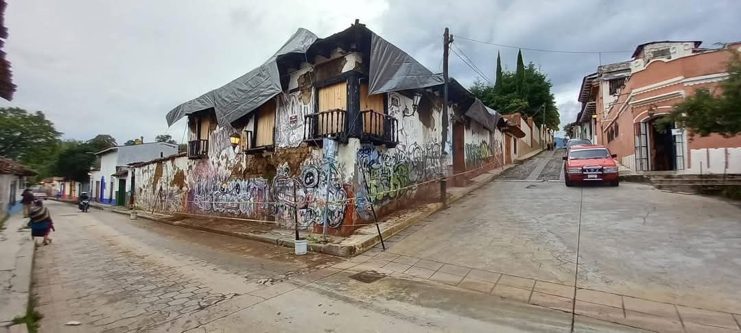 #EnterateColeto 
PRECAUCIÓN, POR POSIBLE DERRUMBE